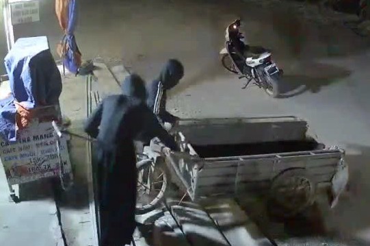 Công an xã Vĩnh Thuận vận động hai đối tượng trộm cắp xe kéo trình diện